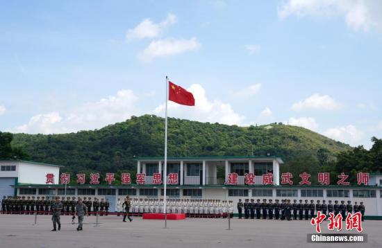 7月15日上午，第15届香港青少年军事夏令营在解放军驻香港部队新围军营举行开营典礼。来自香港100余所中学的600名青少年整齐列队，高举右手齐声宣誓入营。本届军事夏令营15日开营，澳门威尼斯人网站，28日结业，澳门威尼斯人网站，入营学生将在驻港部队官兵的指导下，在军营进行学习、训练和生活。自2005年7月推出青少年军事夏令营以来，累计有4300名香港青少年学生参加。图为在开营仪式上举行升国旗仪式。中新社记者 张炜 摄