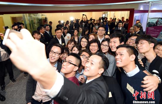 资料图：香港特首林郑月娥与在内地香港学生代表交流。中新社记者 侯宇 摄