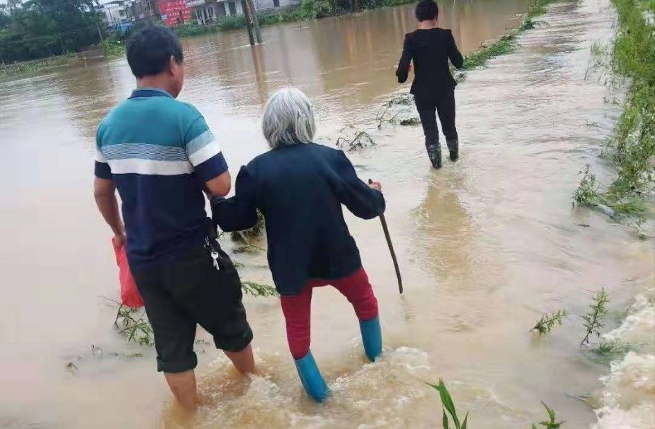 风雨之中党员在洪水浪头党旗红