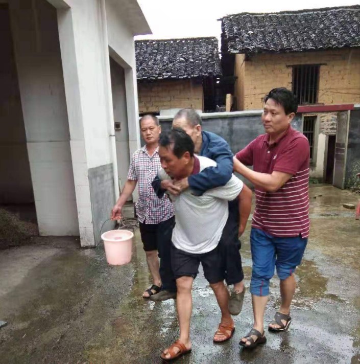 风雨之中党员在洪水浪头党旗红