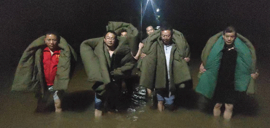 风雨之中党员在洪水浪头党旗红