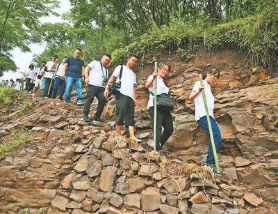 无名烈士浩气长存（壮丽70年奋斗新时代·记者再走长征路）