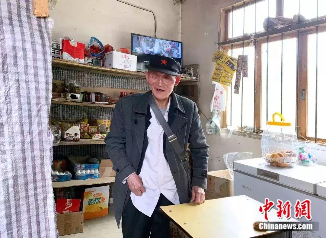 失明老人开杂货店三年未收假钱 找钱、进货有妙