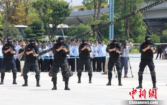 图为警务实战演练现场。　蔡正琼 摄