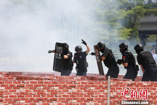 图为民警模拟演练房屋突入警情。　蔡正琼 摄