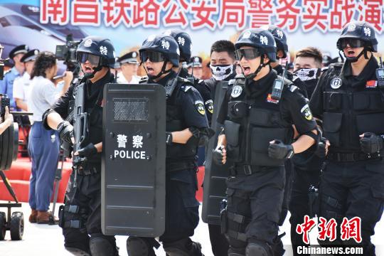 图为警务实战演练现场。　蔡正琼 摄